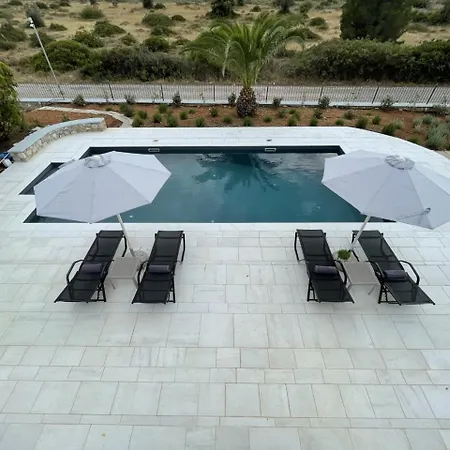 Garden With Private Pool In 포르토헬리